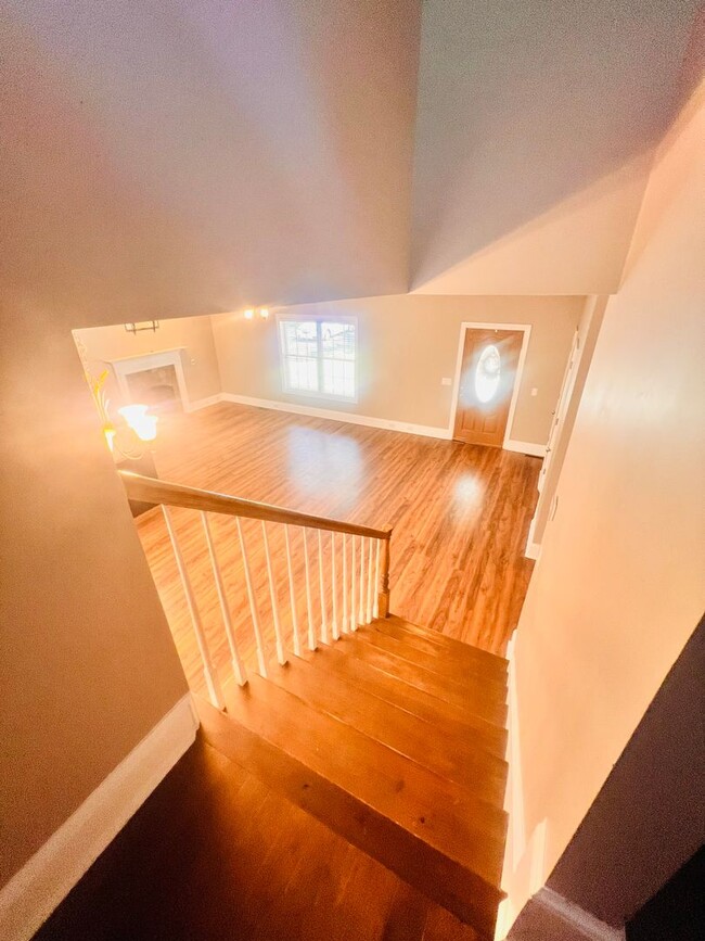 Building Photo - Tucked Away 3 Bedroom Gem on Private Road ...