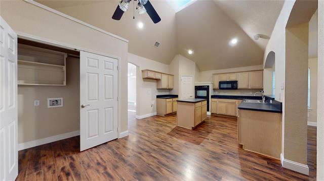 Building Photo - 7601 Maplewood Dr