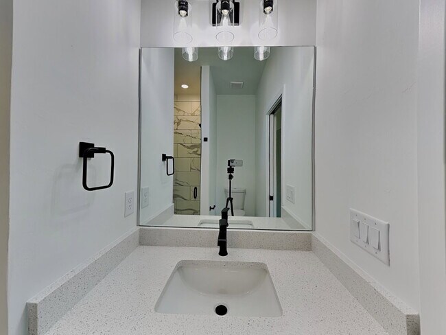 Building Photo - 1125 Highlands Rd