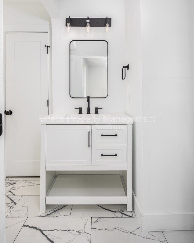 Building Photo - 1012 Debow St