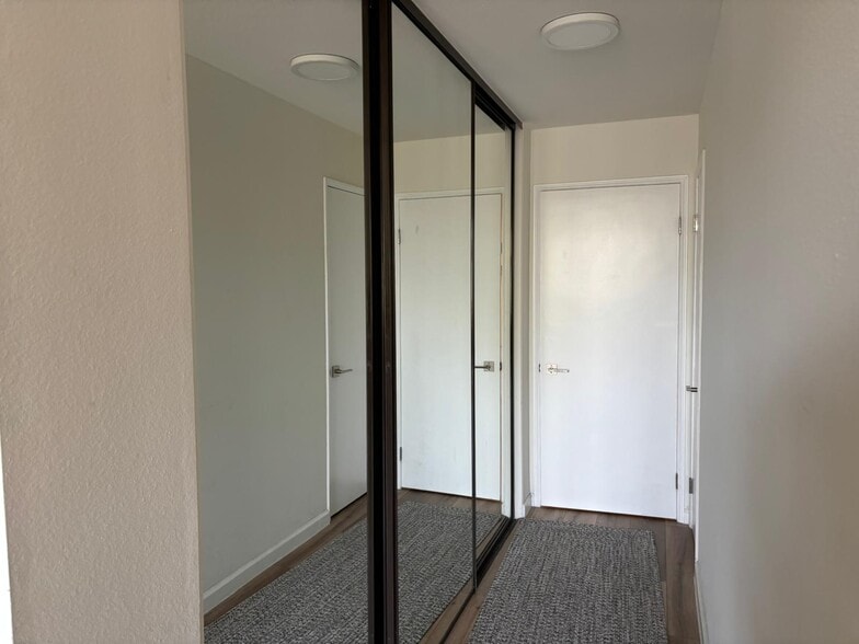 Building Photo - 310 Tahiti Way