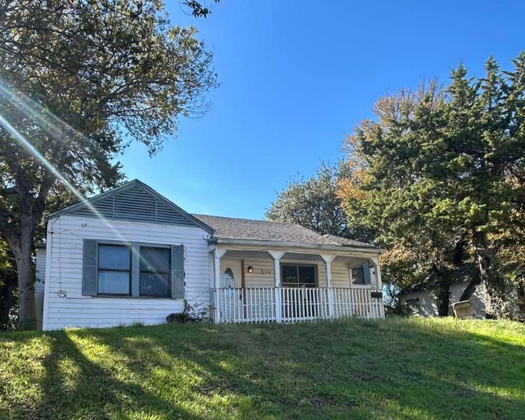 Building Photo - 314 W Clarendon Dr