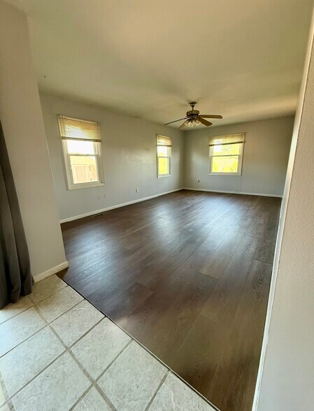 Building Photo - 991 Manor Ln