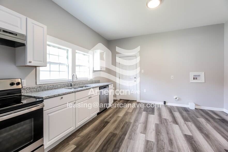 Building Photo - 128 Riley St