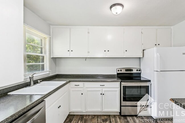 Building Photo - Spacious 3 Bed Corner Lot Near South High & I-235