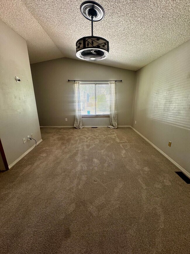 Building Photo - 3 Bedroom Tri-level in Briargate
