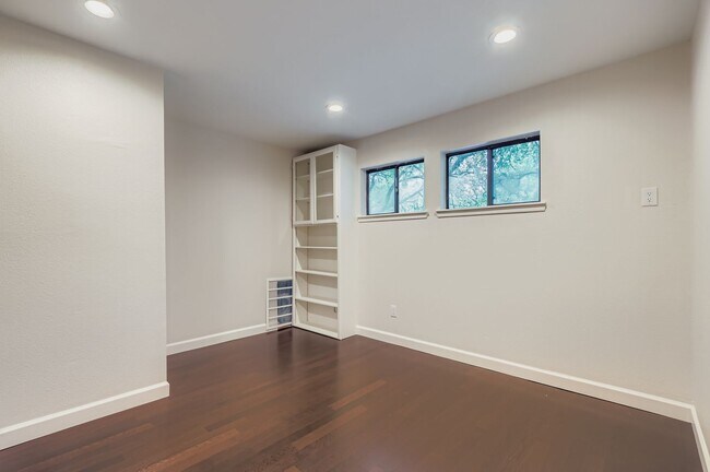 Building Photo - 8600 Tallwood Dr