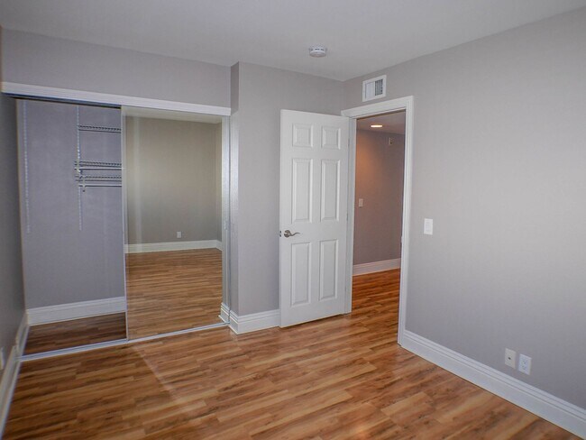 Building Photo - 2BD/2BA Dual Master Condo of secured building in highly sought after Boutique Bella Capri building.