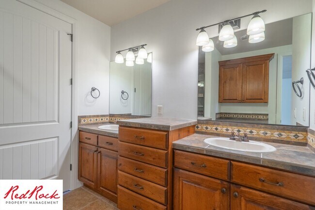 Building Photo - Remarkable 3 Bedroom Condo Next to Sunbroo...