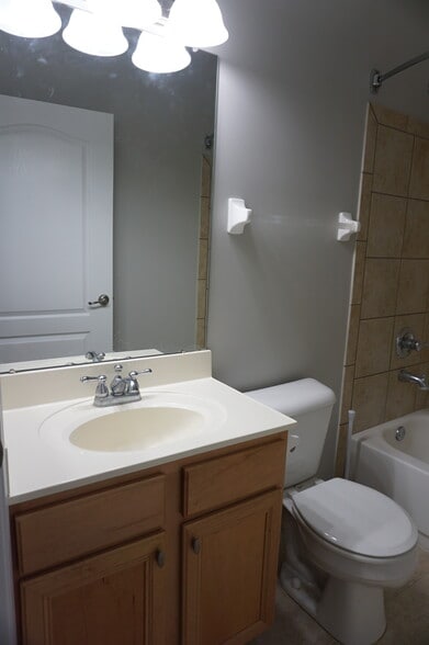 Guest Bath - 2636 Harding Ct