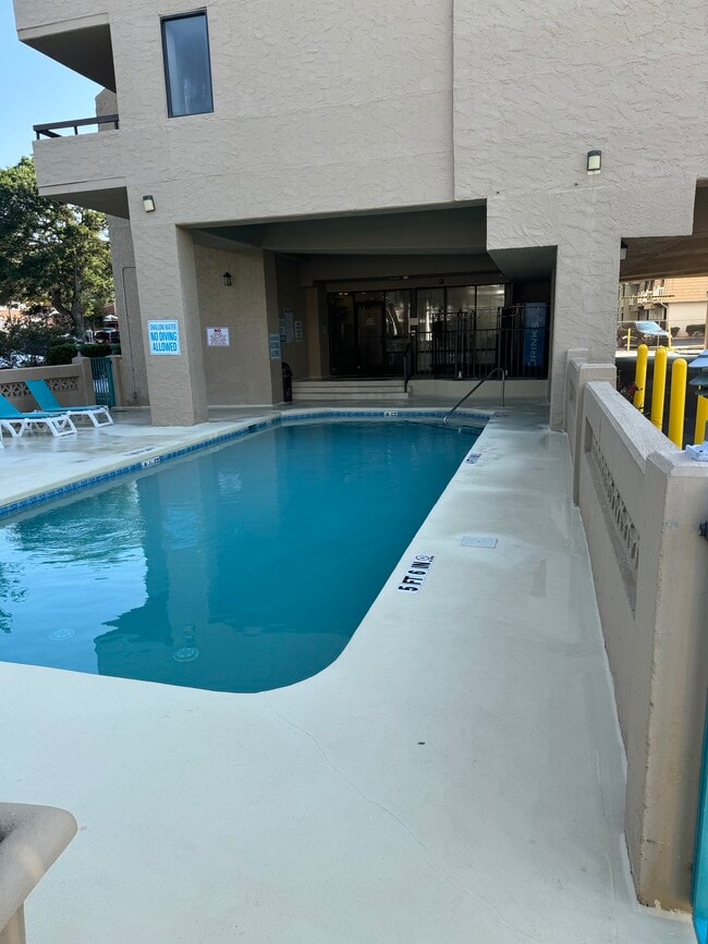 Building Photo - 210 75th Ave N