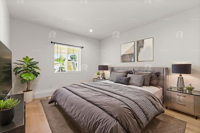 Building Photo - LARGE 3+2 HOUSE ON QUIET STREET ~ GORGEOUS...