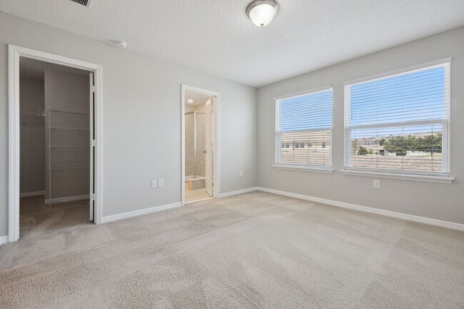 Building Photo - 3/2.5/2 Townhome in SummerLake
