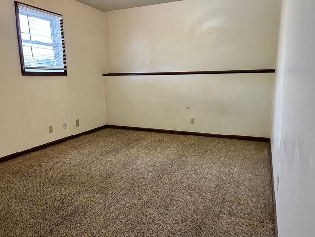 Building Photo - Convenient Location