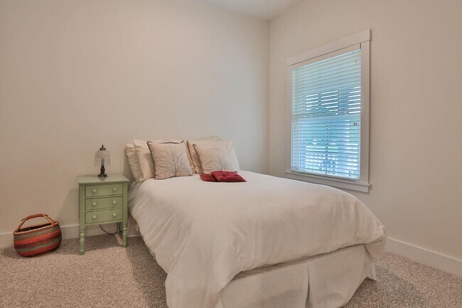 Building Photo - 26 N Main St