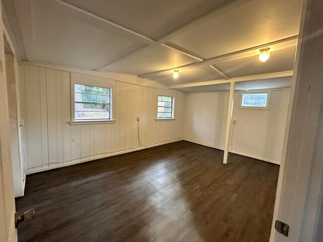 Building Photo - 553 Purl Adams Ave