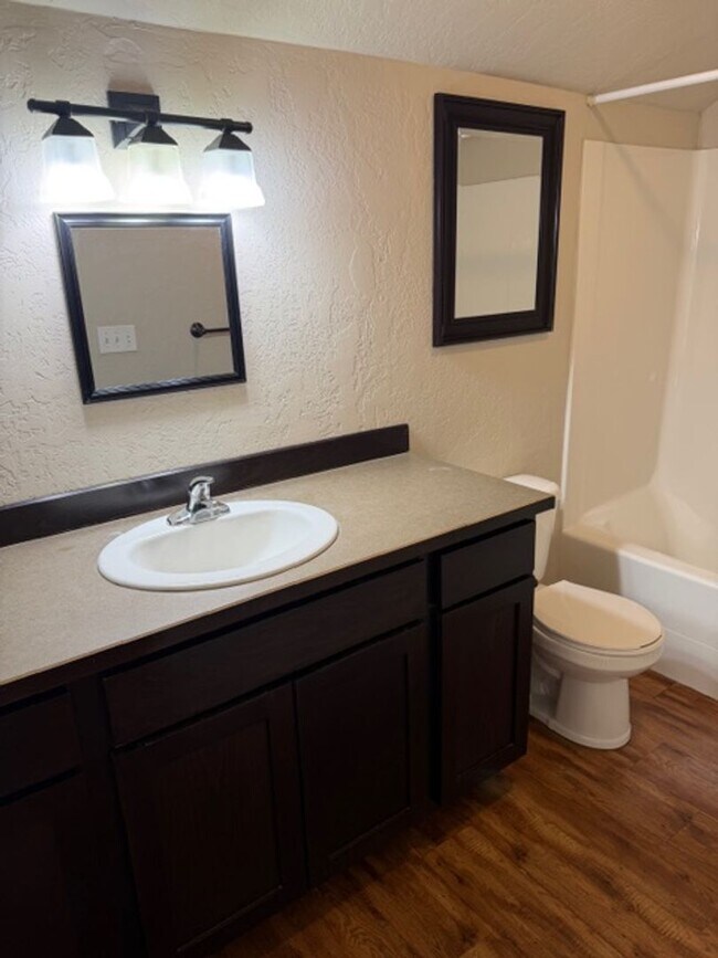 Building Photo - 5 bed/ 4 Bath Townhome in Cheney