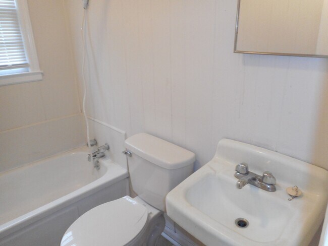 Building Photo - Renovated 2 Bedroom 1 Bath Home off Heckle Blvd with Central Heat & Air