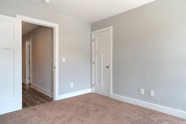 Building Photo - Uptown Village- 3 BR 3.5 Bath Townhome