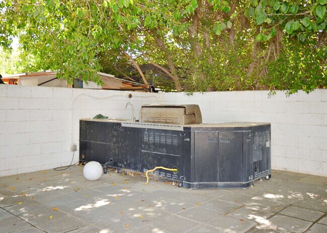 Building Photo - 5/3 Stunner in Cathedral City