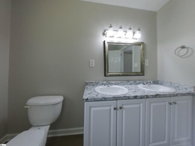 Building Photo - 211 Boxwood Ln