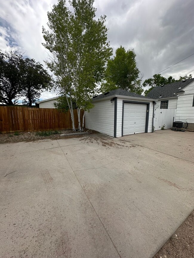 Building Photo - 2 BEDROOMS PLUS BONUS ROOM, 2 BATHROOM, SINGLE FAMILY HOME