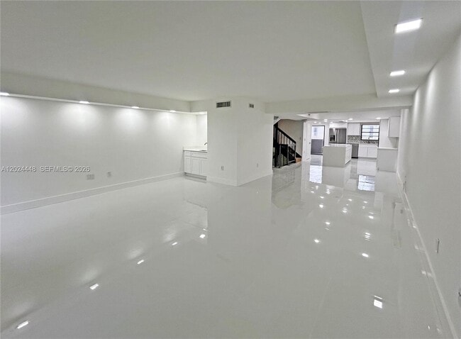 Building Photo - 1222 Hillsboro Mile