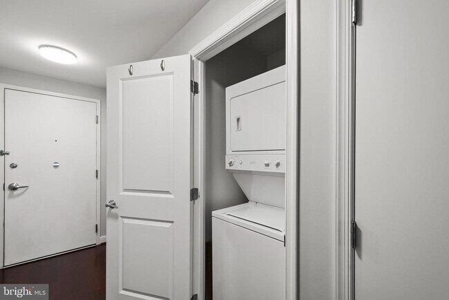 Building Photo - 157 Fleet St