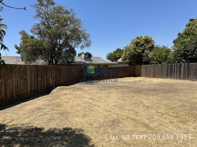 Building Photo - 1321 Woodside Dr