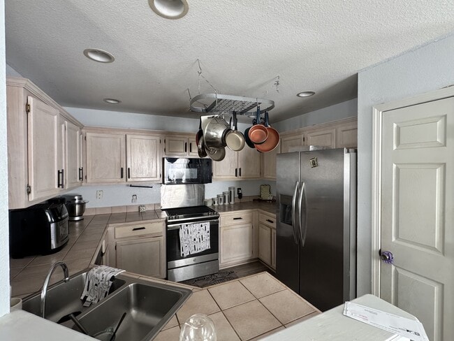 Building Photo - 11065 Oakcrest Dr