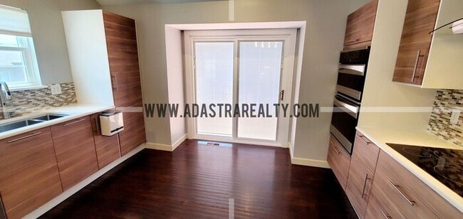 Building Photo - Gorgeous Updated Home in Blue Valley, South Overland Park-Available NOW!!