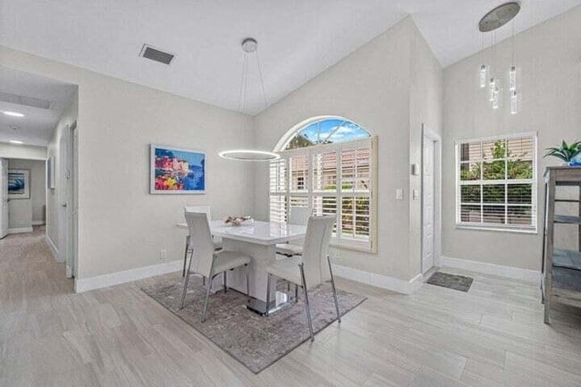 Building Photo - 6114 Heliconia Rd