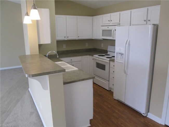 Building Photo - Coming soon!1 2 BR, 2BA!