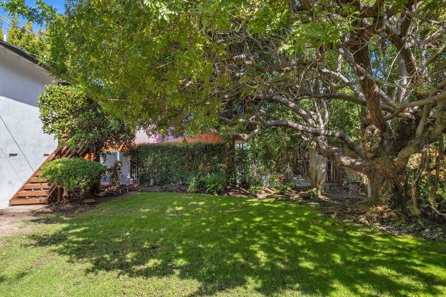Building Photo - 3444 S Bentley Ave