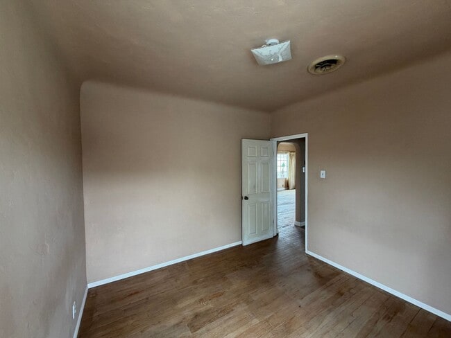 Building Photo - Charming and spacious Needles home