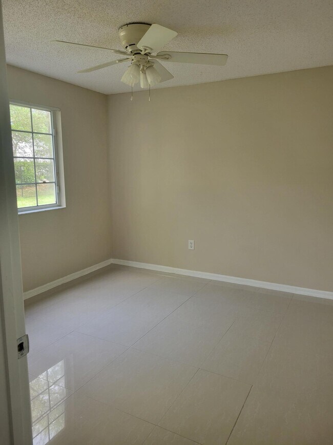 Building Photo - 1400 Crestwood Ct S