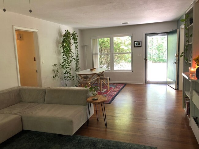 Building Photo - Three Bedroom 1.5 Bath Home in Great Location in NW Orman Leigh Estates
