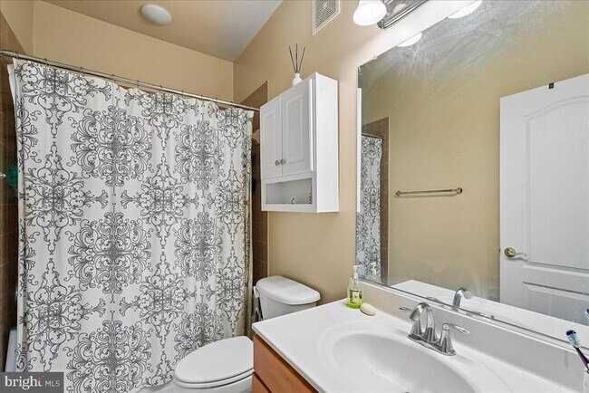 Building Photo - 43610 Hampshire Crossing Square