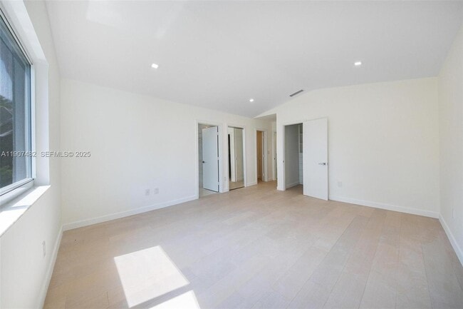 Building Photo - 242 Palm Ave