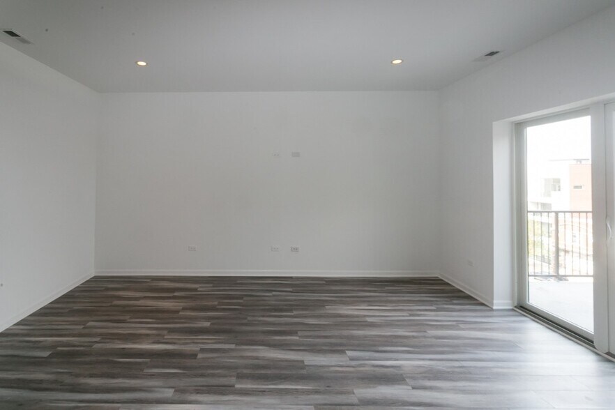 Building Photo - 2535 W Fullerton Ave