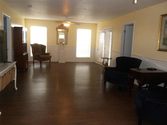 Building Photo - 1104 Redfish St