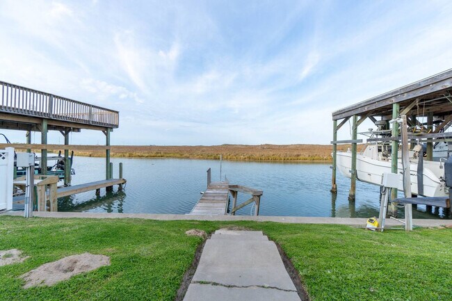 Building Photo - 14898 Granada Dr