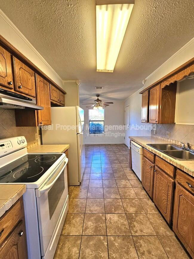 Building Photo - 924 Cowell St