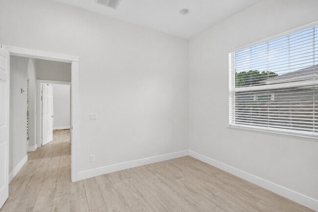 Building Photo - 1571 SW Hunnicut Ave
