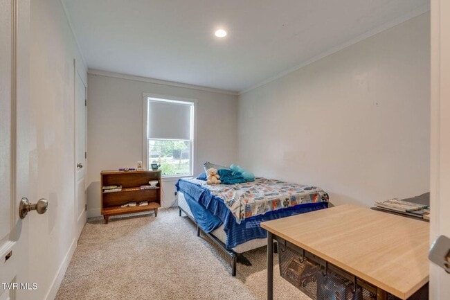 Building Photo - Very nice home located less than 5 minutes...