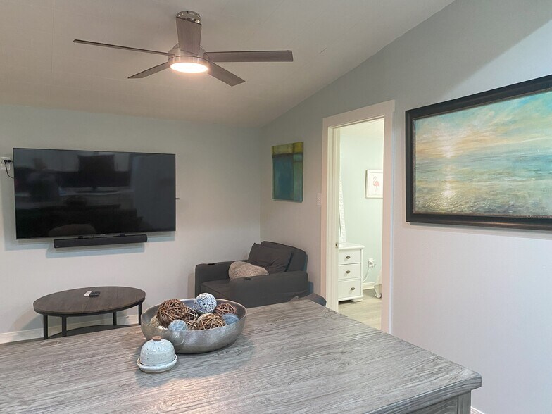 Building Photo - 314 Jasmine Pl