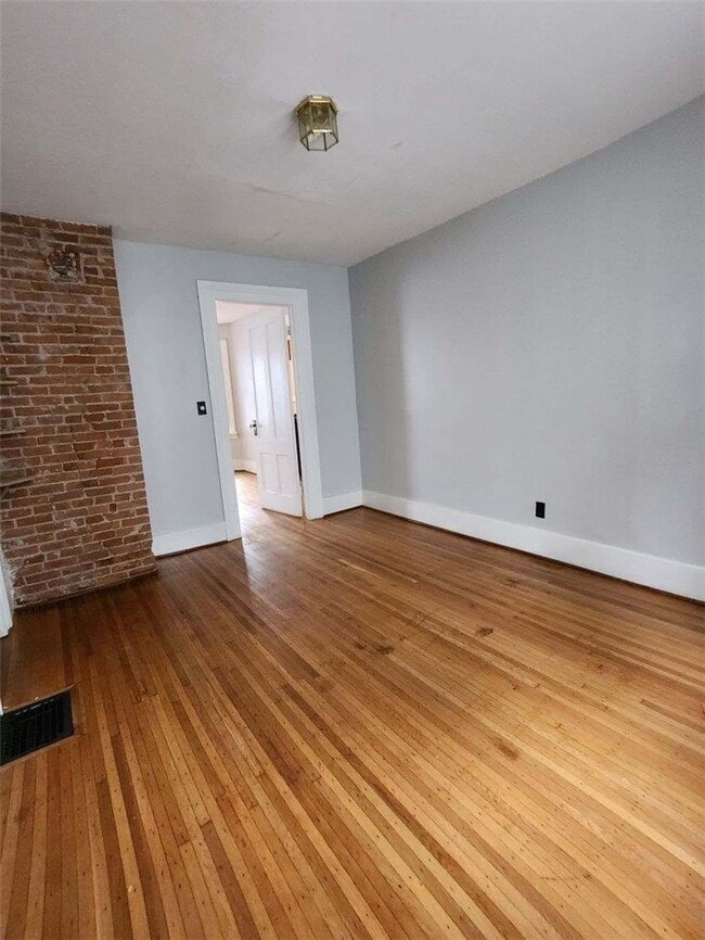 Building Photo - 176 Linden St