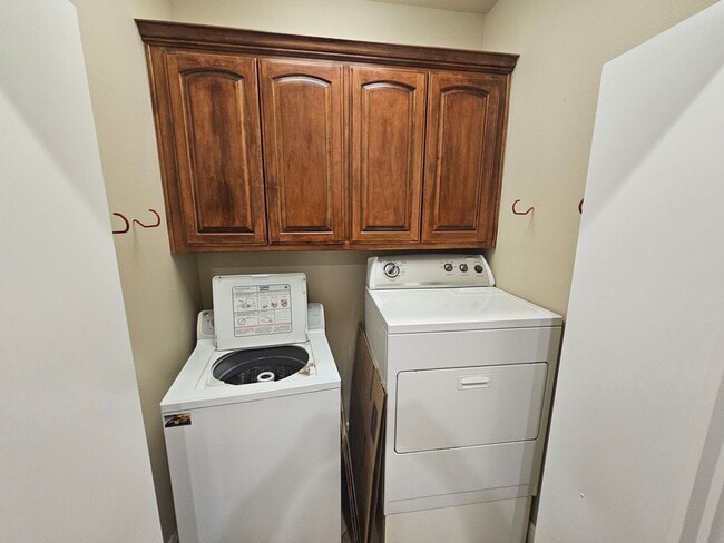 Building Photo - Beautiful Large Home in Johnson