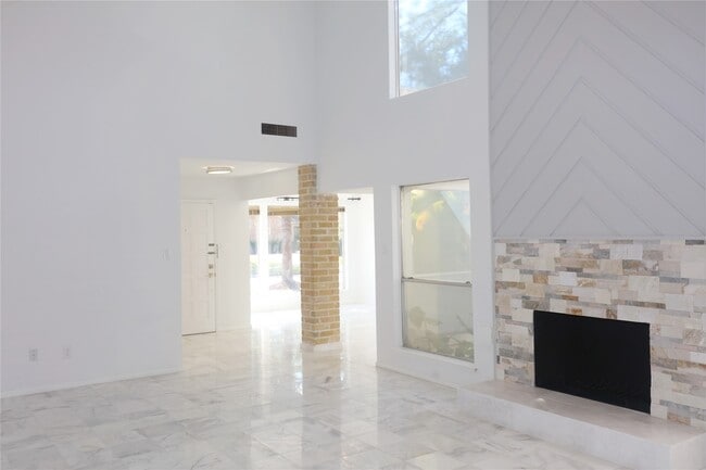 Building Photo - 2210 Shadowbriar Dr