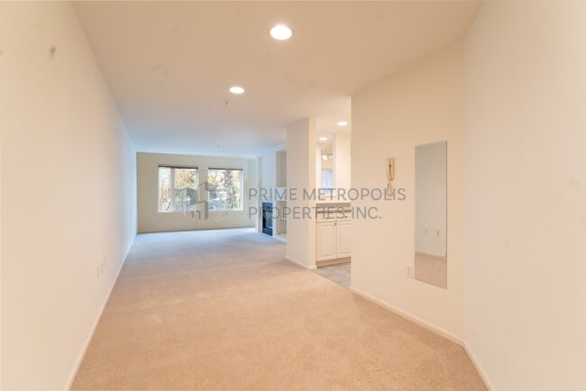 Building Photo - 4343 Roosevelt Way NE